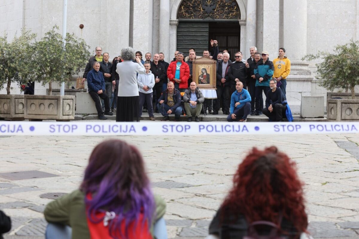 Rijeka: Muška molitva krunice pod osiguranjem policije ispred crkve sv. Vida