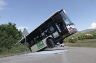 Sinj: Zapalio se autobus koji je prevozio učenike, a kada su izašli iz vozila sam se pokrenuo i sletio s ceste