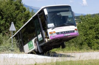 Sinj: Zapalio se autobus koji je prevozio učenike, a kada su izašli iz vozila sam se pokrenuo i sletio s ceste