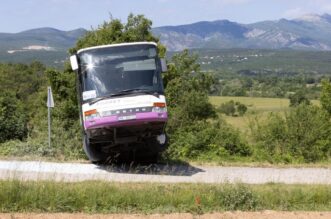 Sinj: Zapalio se autobus koji je prevozio učenike, a kada su izašli iz vozila sam se pokrenuo i sletio s ceste