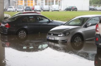 Karlovac: Obilna kia uzrokovala probleme u prometu