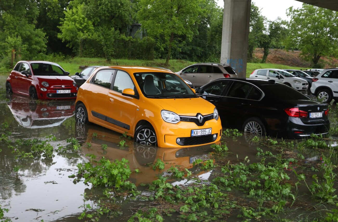 Karlovac: Obilna kiša uzrokovala probleme u prometu Karlovac: Obilna kiša uzrokovala probleme u prometu