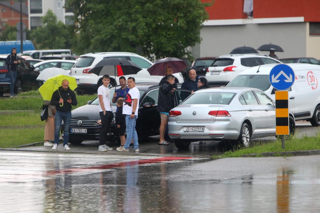 Karlovac: Obilna kiša uzrokovala probleme u prometu Karlovac: Obilna kiša uzrokovala probleme u prometu