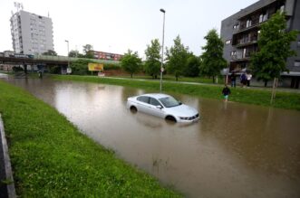 Karlovac: Obilna kiša uzrokovala probleme u prometu