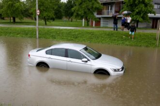 Karlovac: Obilna kiša uzrokovala probleme u prometu