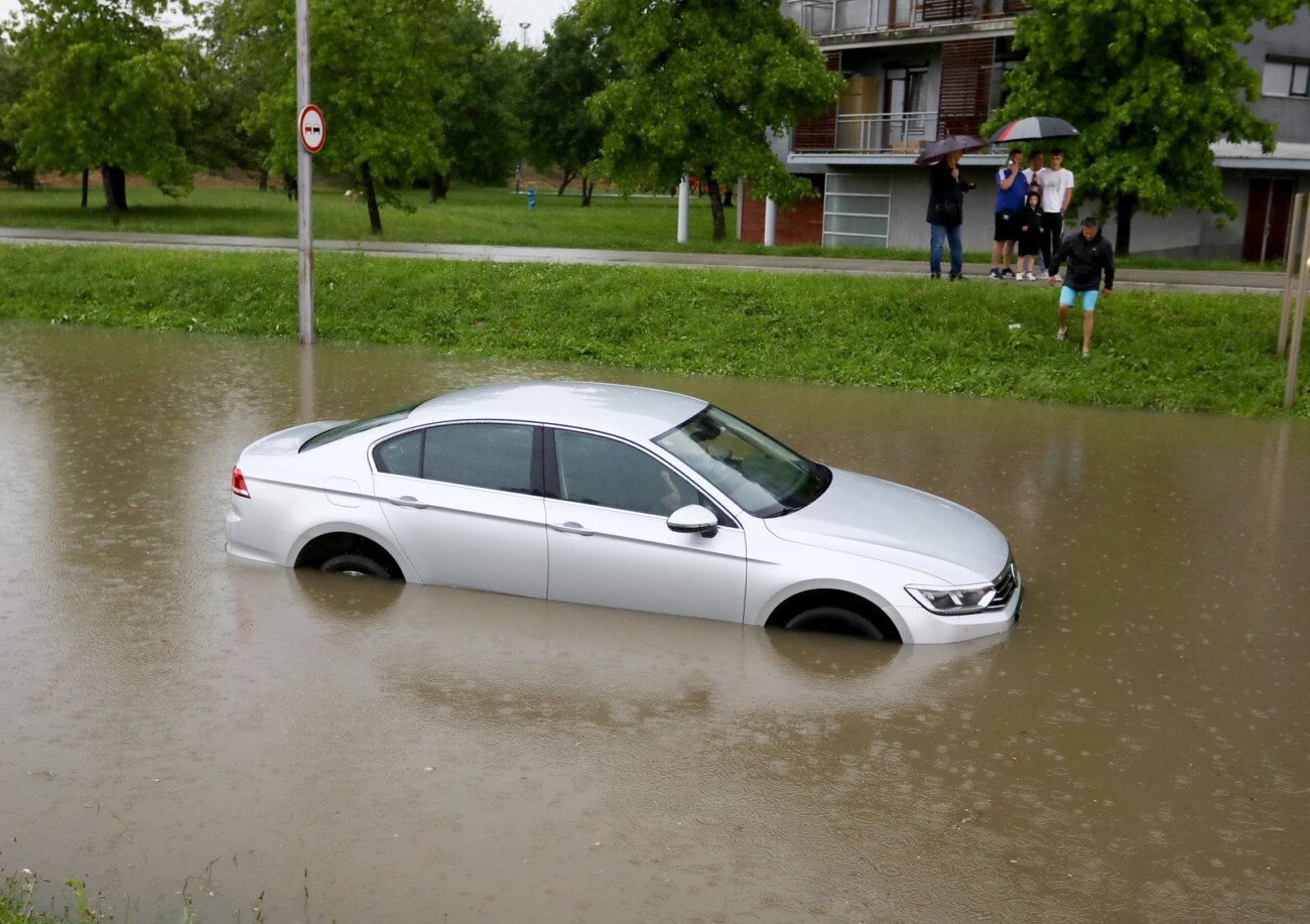 Karlovac: Obilna kiša uzrokovala probleme u prometu Karlovac: Obilna kiša uzrokovala probleme u prometu