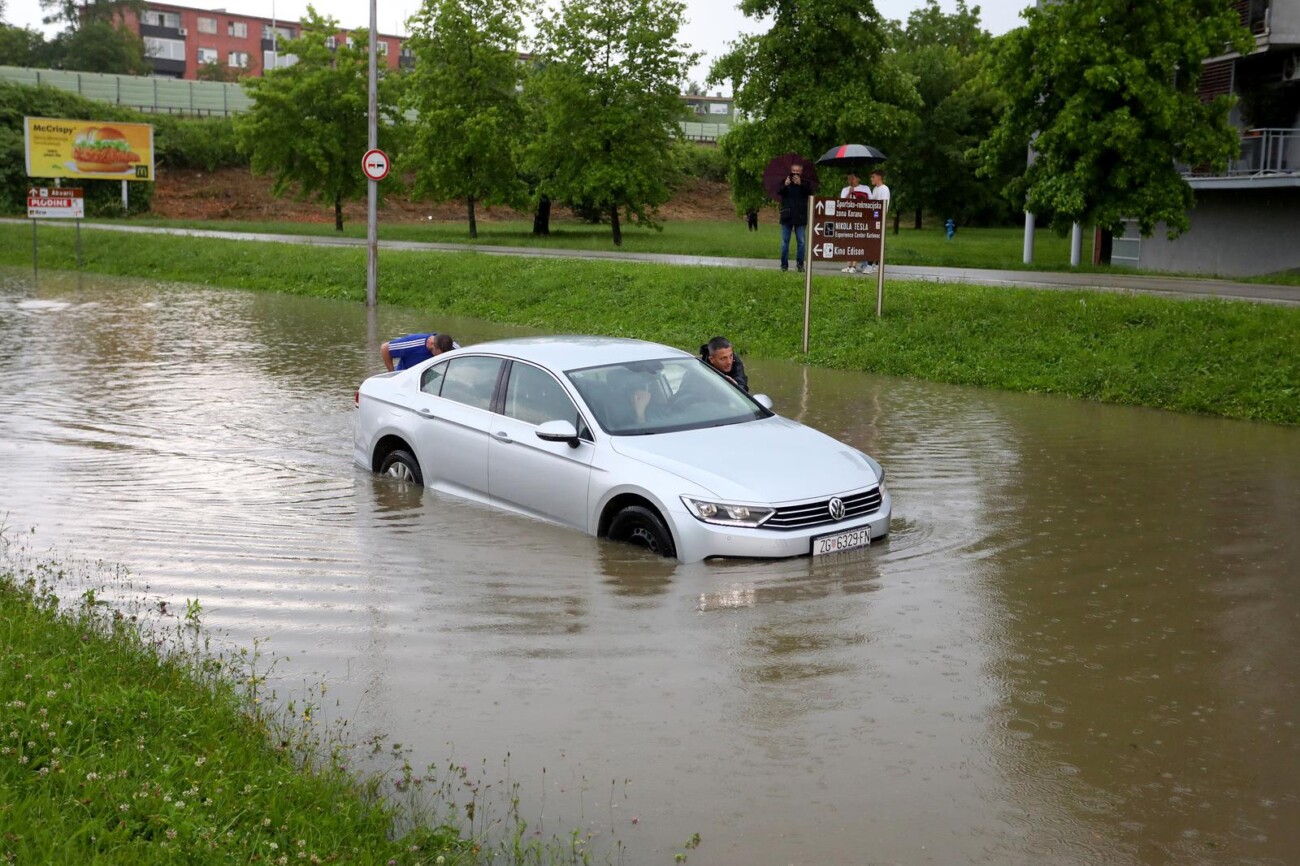 Karlovac: Obilna kiša uzrokovala probleme u prometu Karlovac: Obilna kiša uzrokovala probleme u prometu