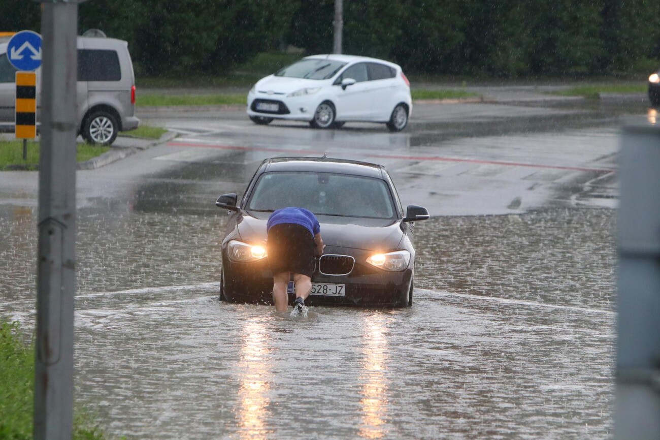 Karlovac: Obilna kiša uzrokovala probleme u prometu Karlovac: Obilna kiša uzrokovala probleme u prometu