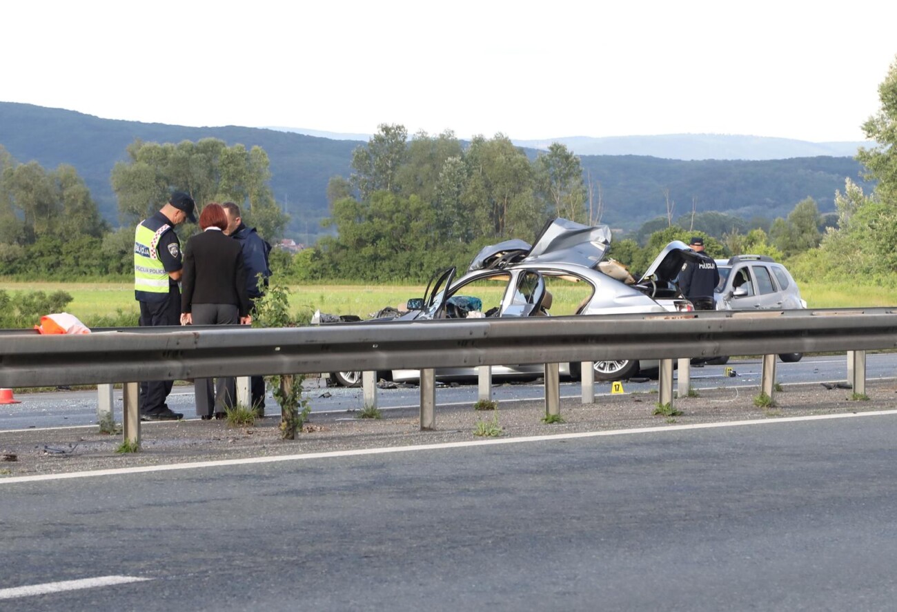 Dvije osobe smrtno stradale u prometnoj nesreći na autocesi A3 između čvora Okućani i Novska Dvije osobe smrtno stradale u prometnoj nesreći na autocesi A3 između čvora Okućani i Novska