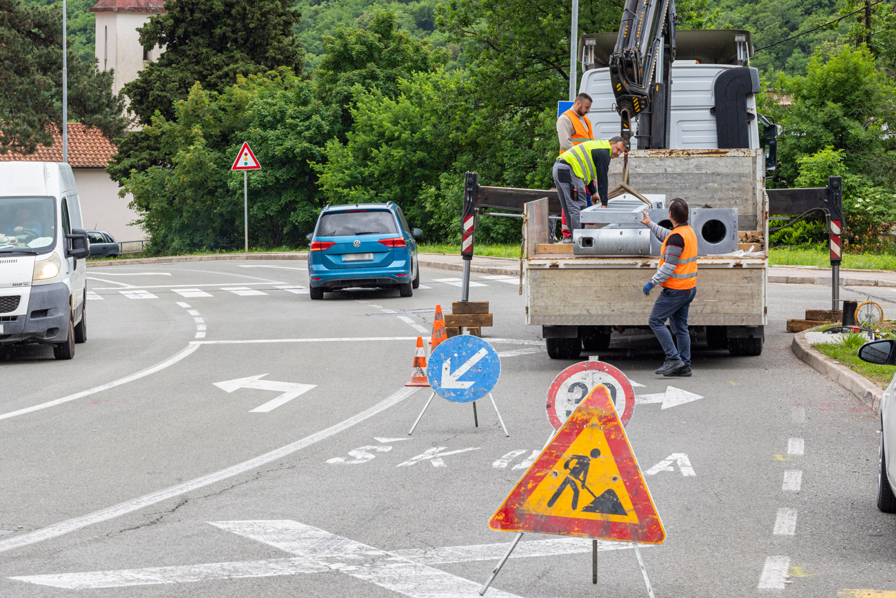 Postavljanje semafora Škurinjska cesta-4 Postavljanje semafora Škurinjska cesta-4