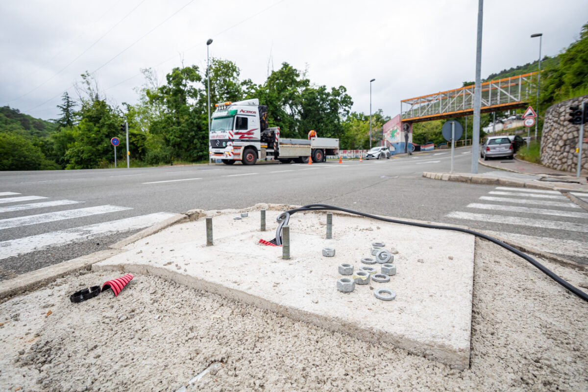 Postavljanje semafora Škurinjska cesta-6