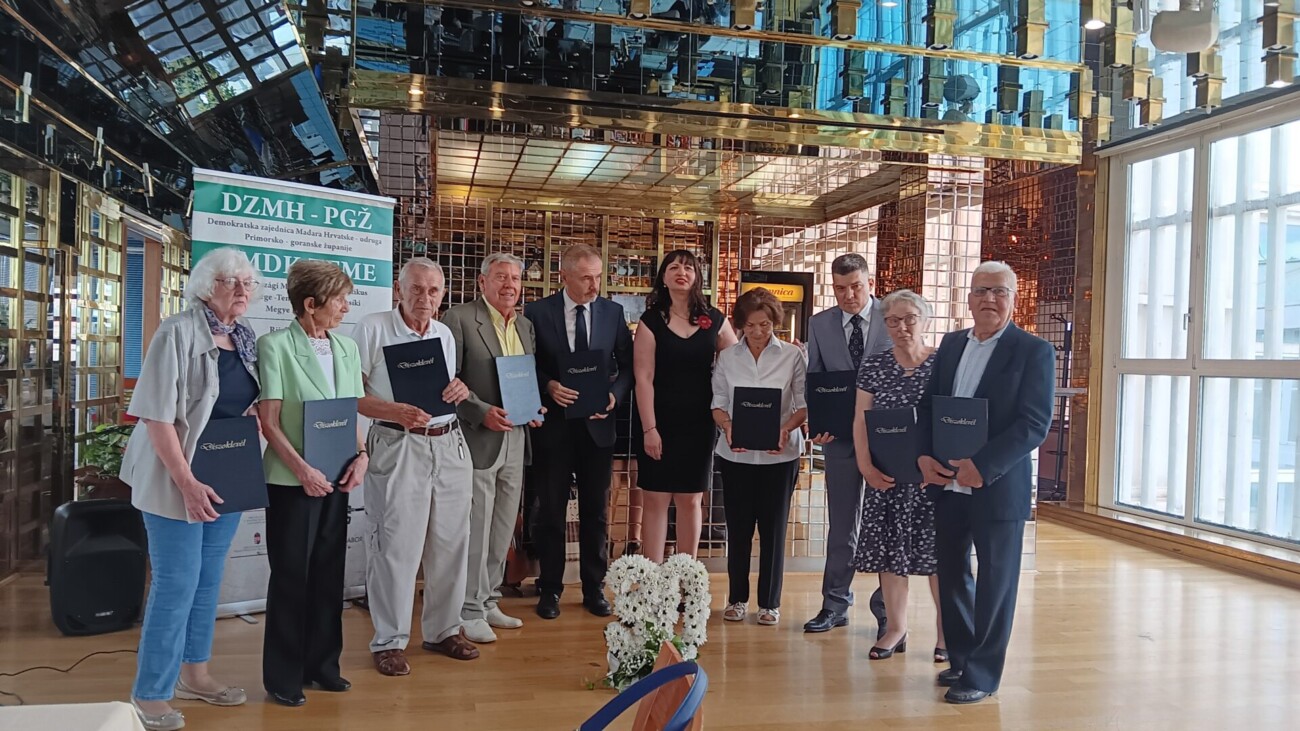 1000011886 1000011886