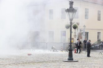 UZNEMIRUJUĆI SADRŽAJ Muškarac se zapalio na Markovom trgu