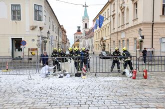 UZNEMIRUJUĆI SADRŽAJ Muškarac se zapalio na Markovom trgu