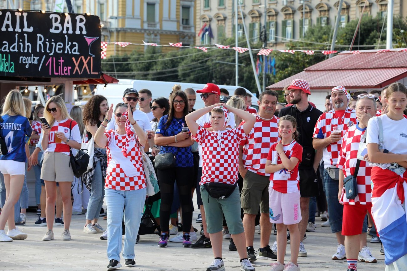 Rijeka: Navijači gledaju utakmicu na gatu Karoline riječke Rijeka: Navijači gledaju utakmicu na gatu Karoline riječke