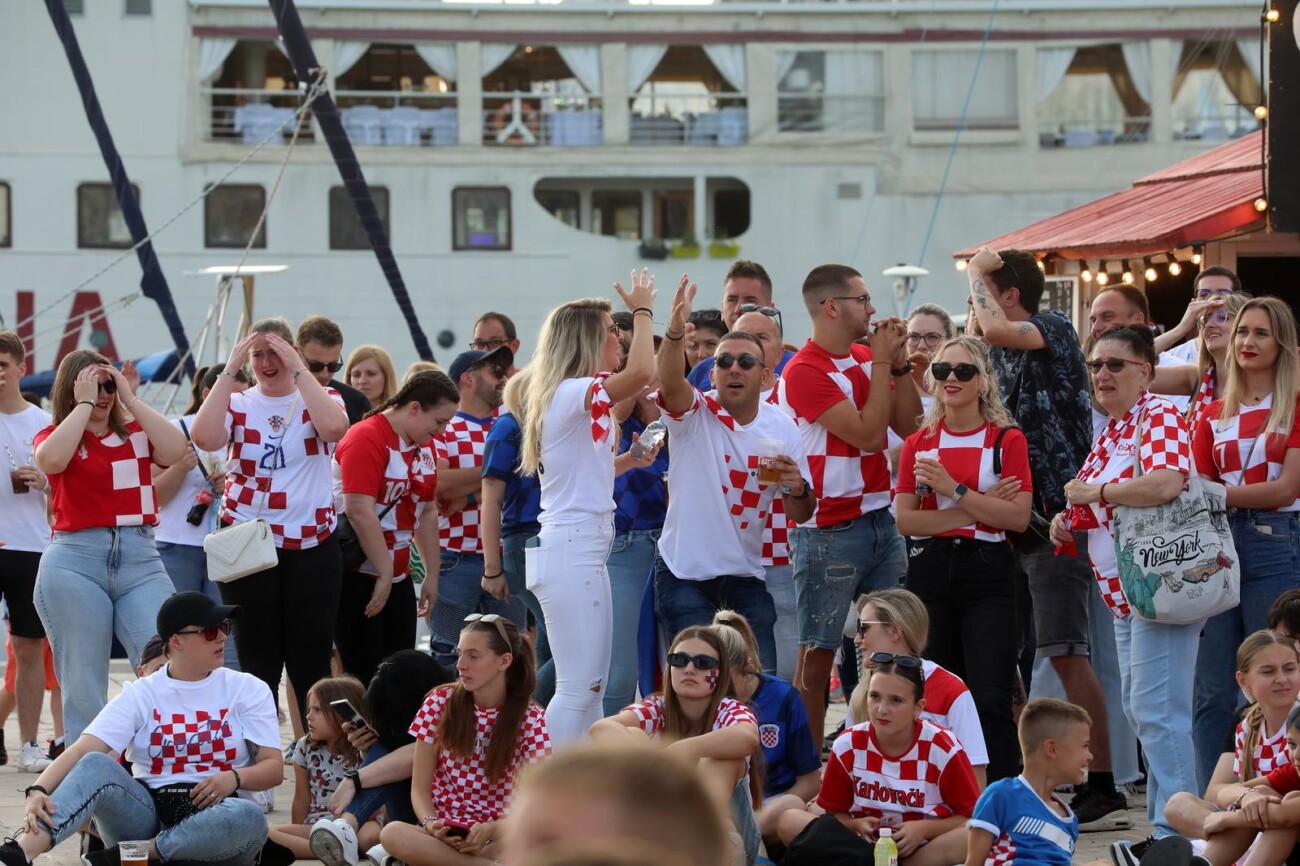 Rijeka: Navija?i gledaju utakmicu na gatu Karoline rije?ke Rijeka: Navija?i gledaju utakmicu na gatu Karoline rije?ke