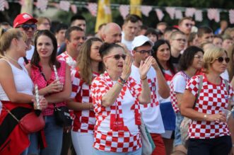 Rijeka: Navija?i gledaju utakmicu na gatu Karoline rije?ke