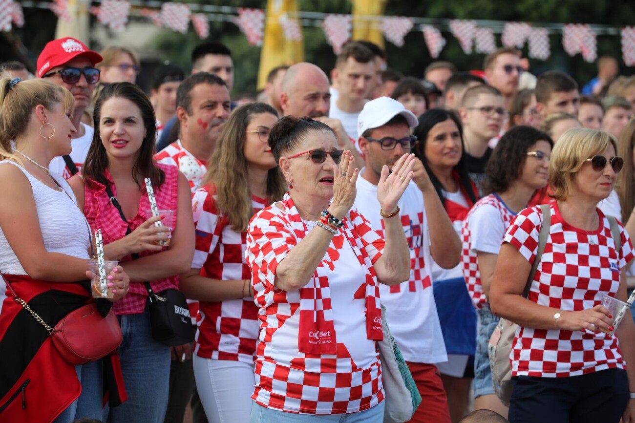 Rijeka: Navija?i gledaju utakmicu na gatu Karoline rije?ke Rijeka: Navija?i gledaju utakmicu na gatu Karoline rije?ke