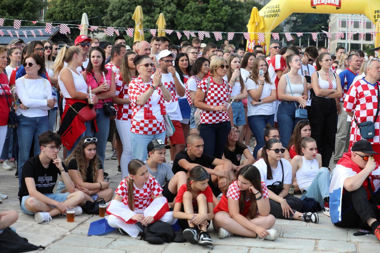 Rijeka: Navijači gledaju utakmicu na gatu Karoline riječke Rijeka: Navijači gledaju utakmicu na gatu Karoline riječke