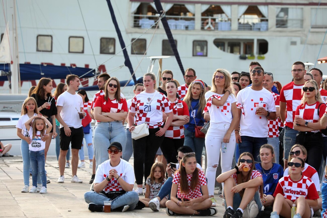 Rijeka: Navijači gledaju utakmicu na gatu Karoline riječke Rijeka: Navijači gledaju utakmicu na gatu Karoline riječke