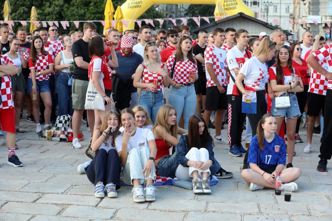 Rijeka: Navijači gledaju utakmicu na gatu Karoline riječke Rijeka: Navijači gledaju utakmicu na gatu Karoline riječke
