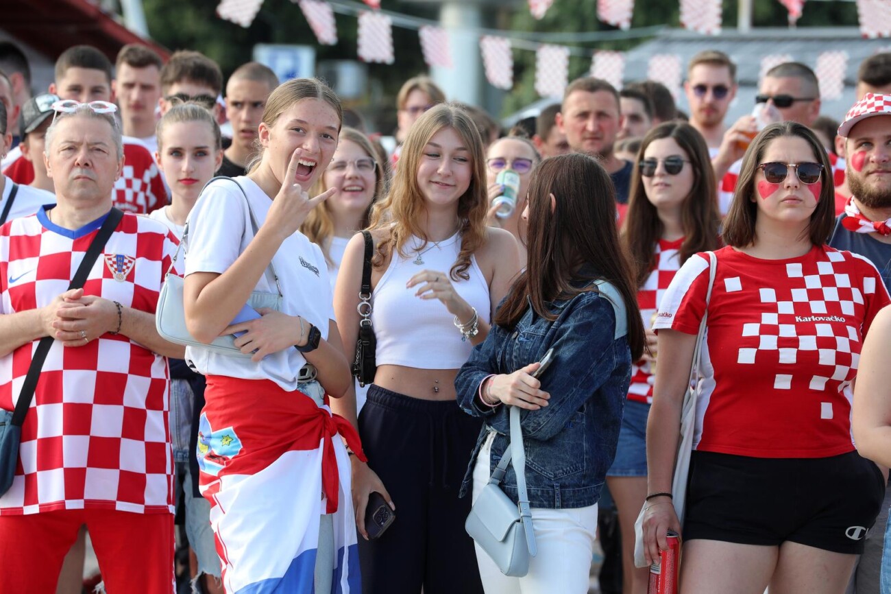 Rijeka: Navijači gledaju utakmicu na gatu Karoline riječke Rijeka: Navijači gledaju utakmicu na gatu Karoline riječke