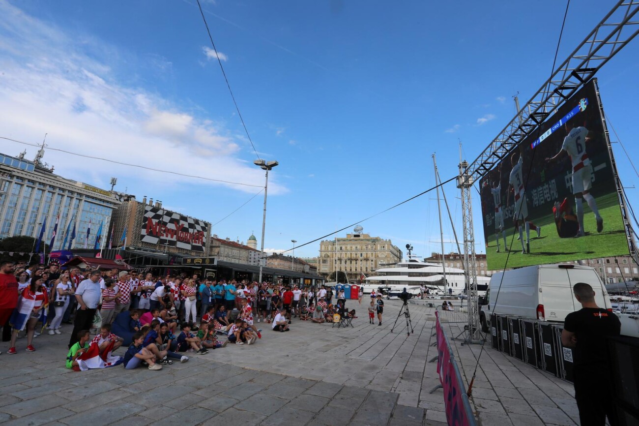 Rijeka: Navijači gledaju utakmicu na gatu Karoline riječke Rijeka: Navijači gledaju utakmicu na gatu Karoline riječke