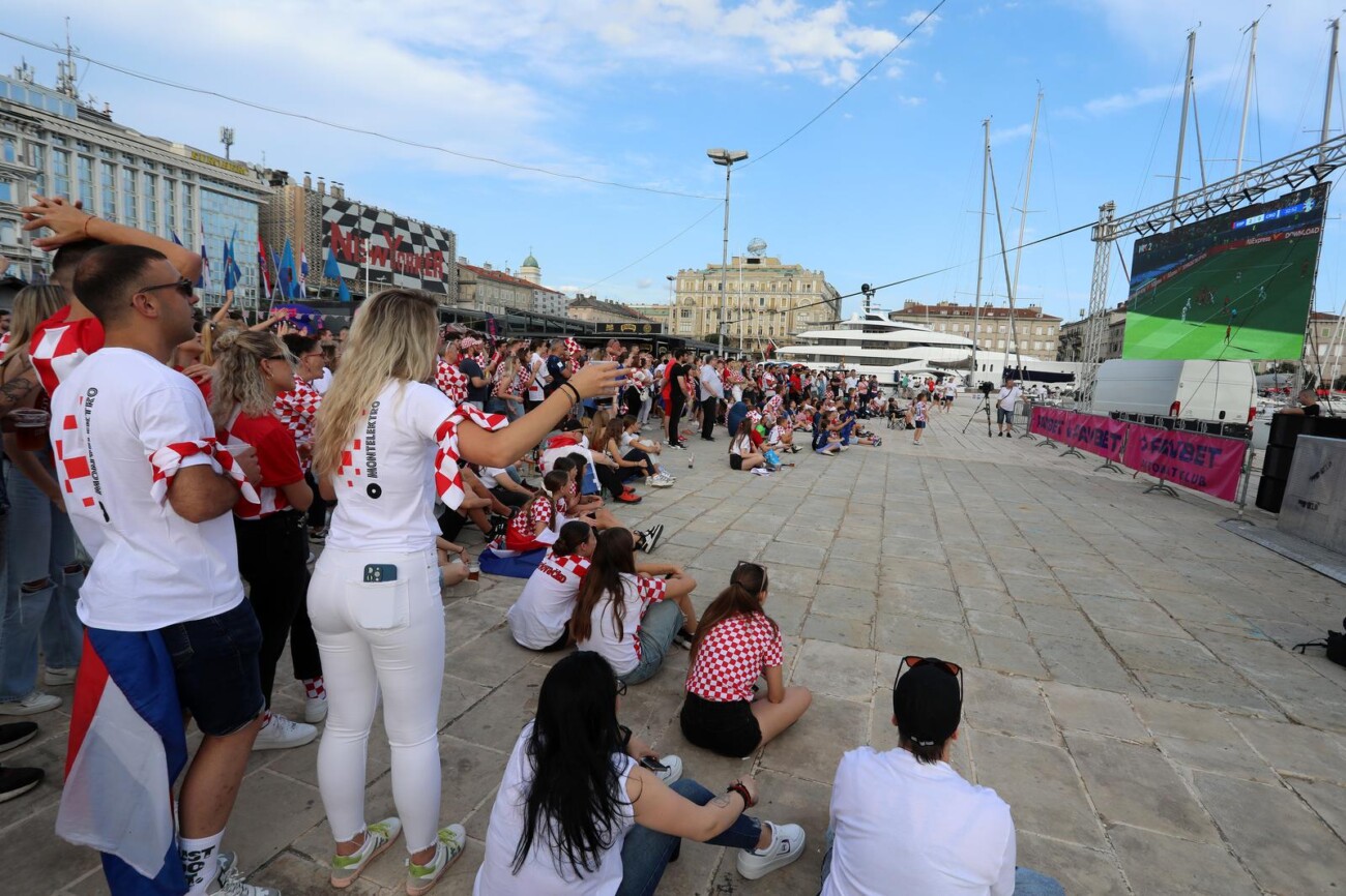 Rijeka: Navijači gledaju utakmicu na gatu Karoline riječke Rijeka: Navijači gledaju utakmicu na gatu Karoline riječke