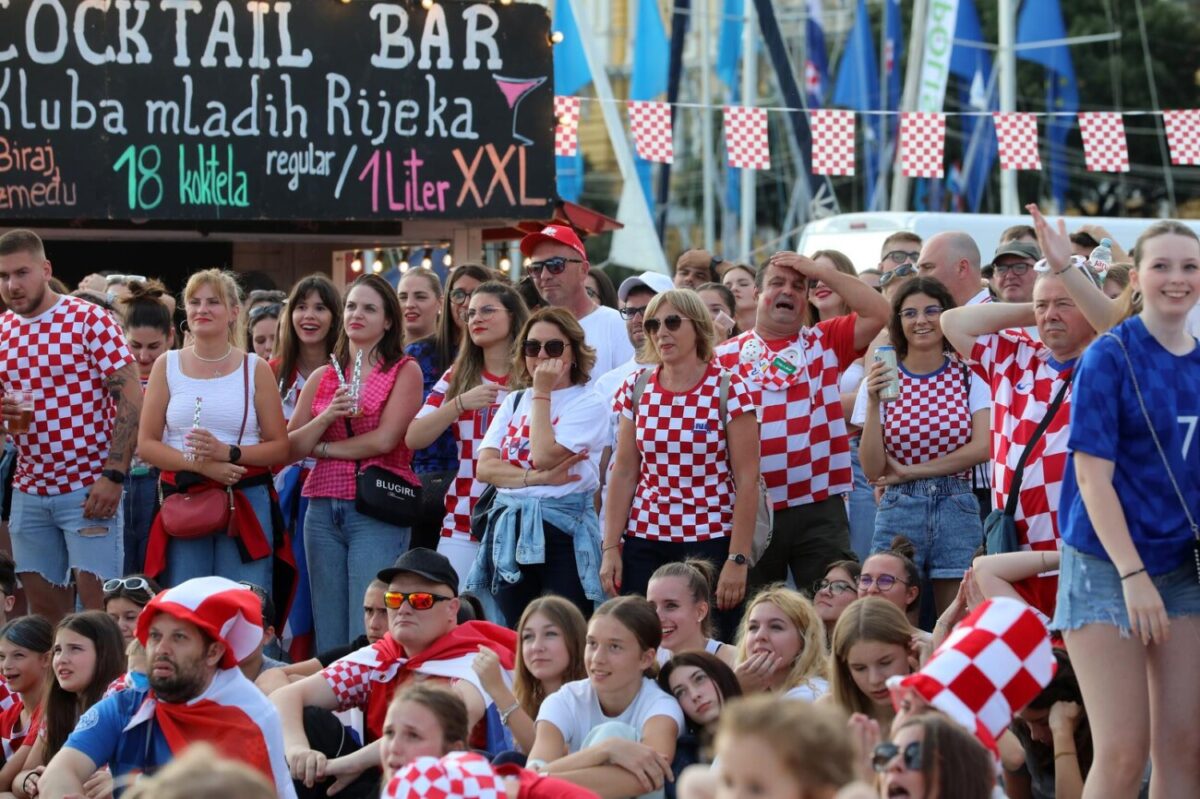 Rijeka: Navijači gledaju utakmicu na gatu Karoline riječke