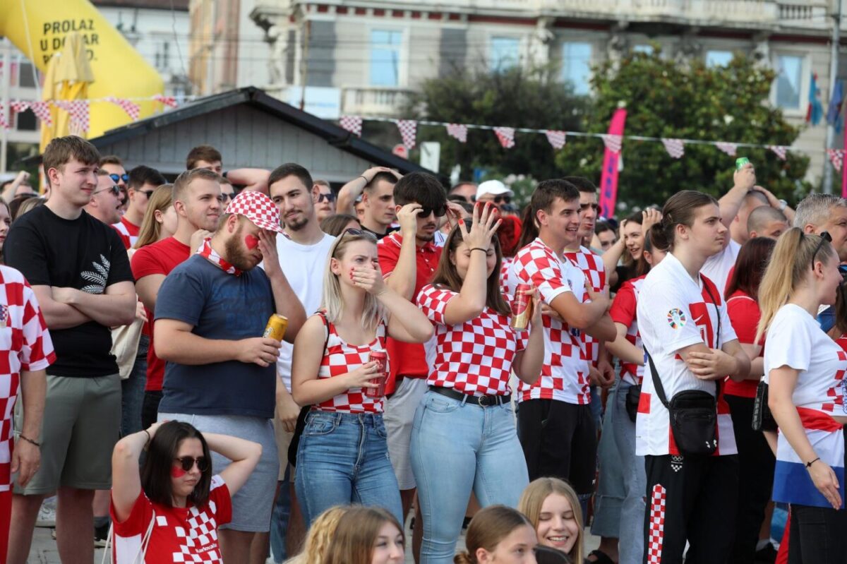 Rijeka: Navijači gledaju utakmicu na gatu Karoline riječke