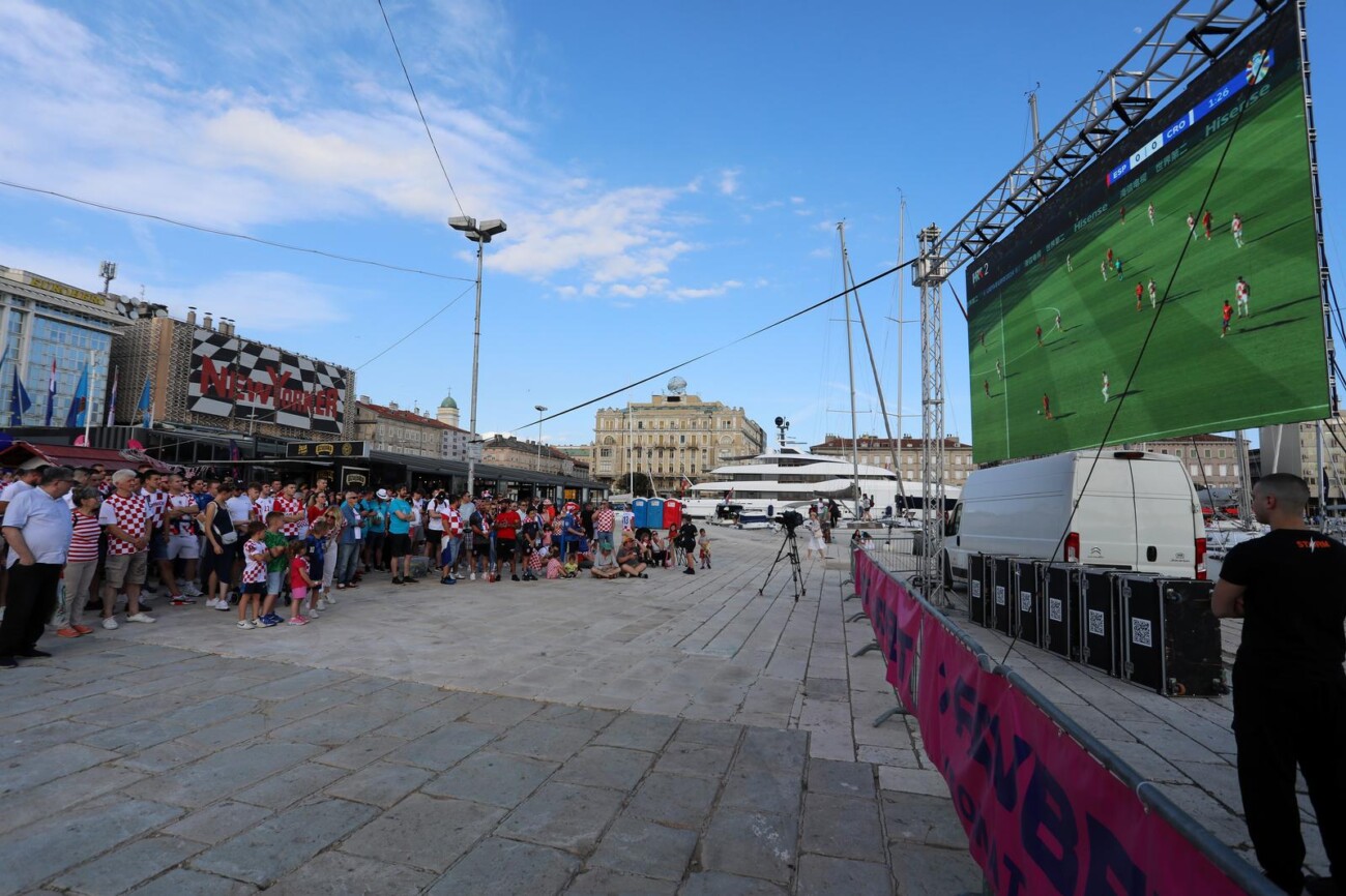 Rijeka: Navijači gledaju utakmicu na gatu Karoline riječke Rijeka: Navijači gledaju utakmicu na gatu Karoline riječke