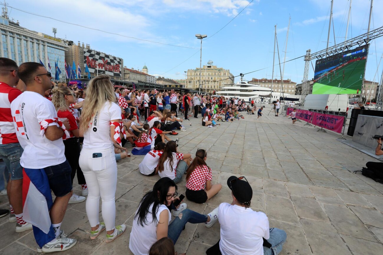 Rijeka: Navija?i gledaju utakmicu na gatu Karoline rije?ke Rijeka: Navija?i gledaju utakmicu na gatu Karoline rije?ke