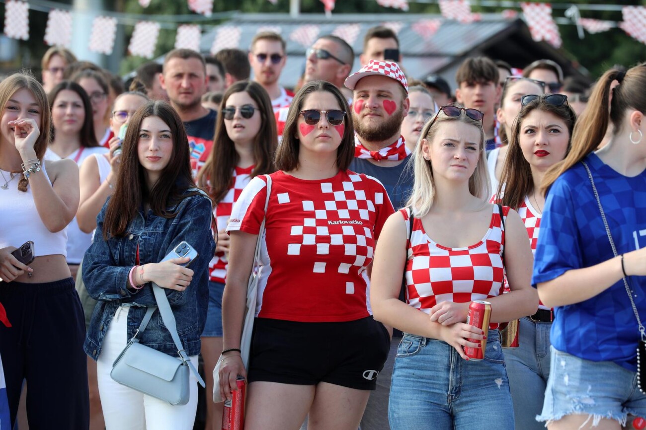 Rijeka: Navijači gledaju utakmicu na gatu Karoline riječke Rijeka: Navijači gledaju utakmicu na gatu Karoline riječke