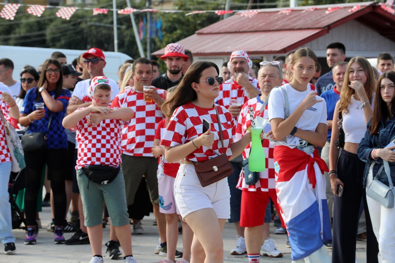 Rijeka: Navijači gledaju utakmicu na gatu Karoline riječke Rijeka: Navijači gledaju utakmicu na gatu Karoline riječke
