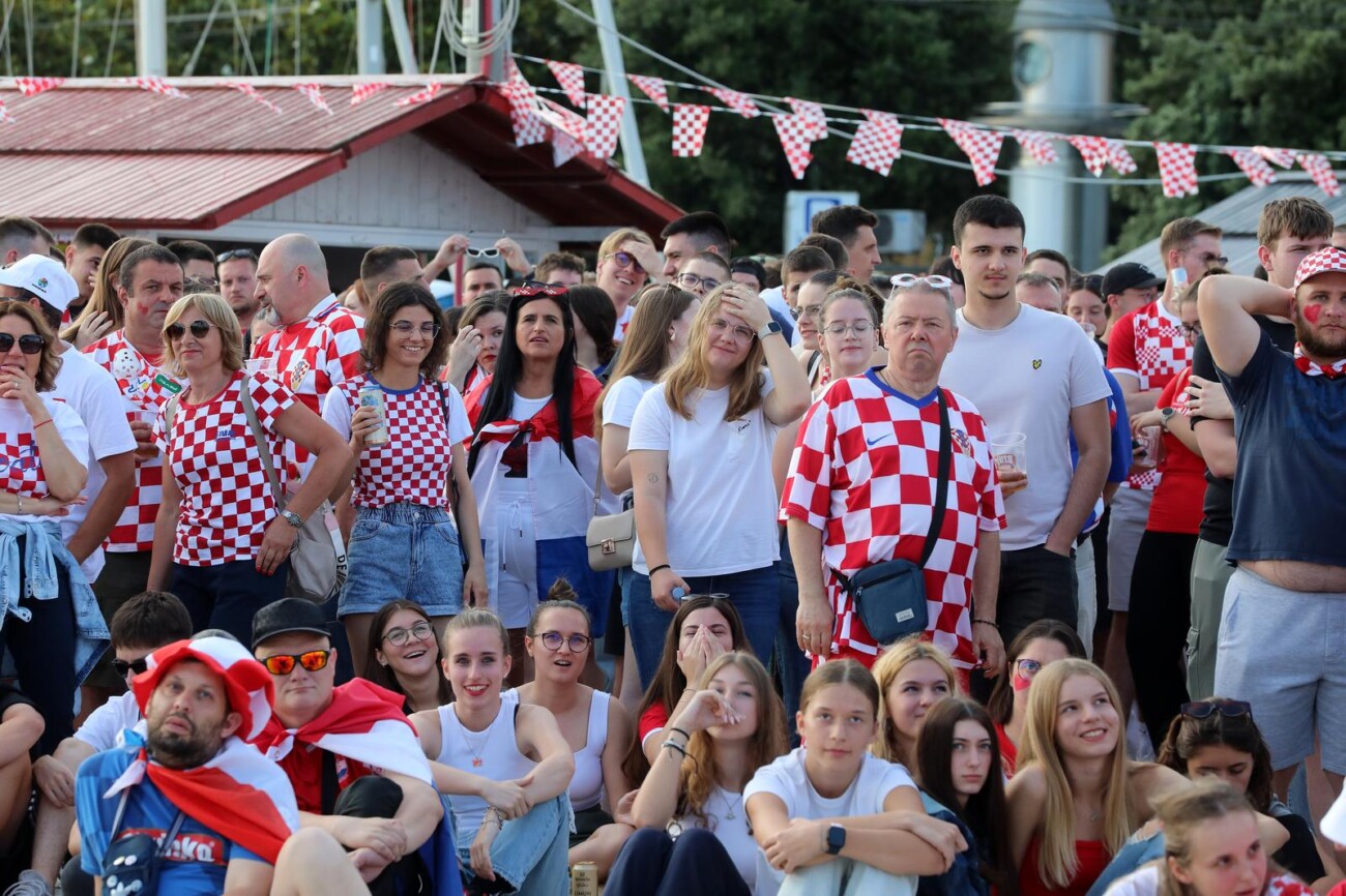 Rijeka: Navijači gledaju utakmicu na gatu Karoline riječke Rijeka: Navijači gledaju utakmicu na gatu Karoline riječke