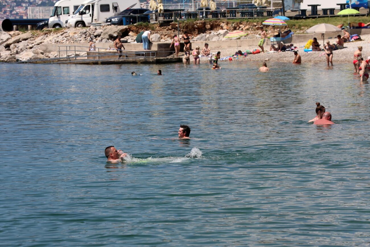 Rijeka: Građani se na razne načine štite od topline