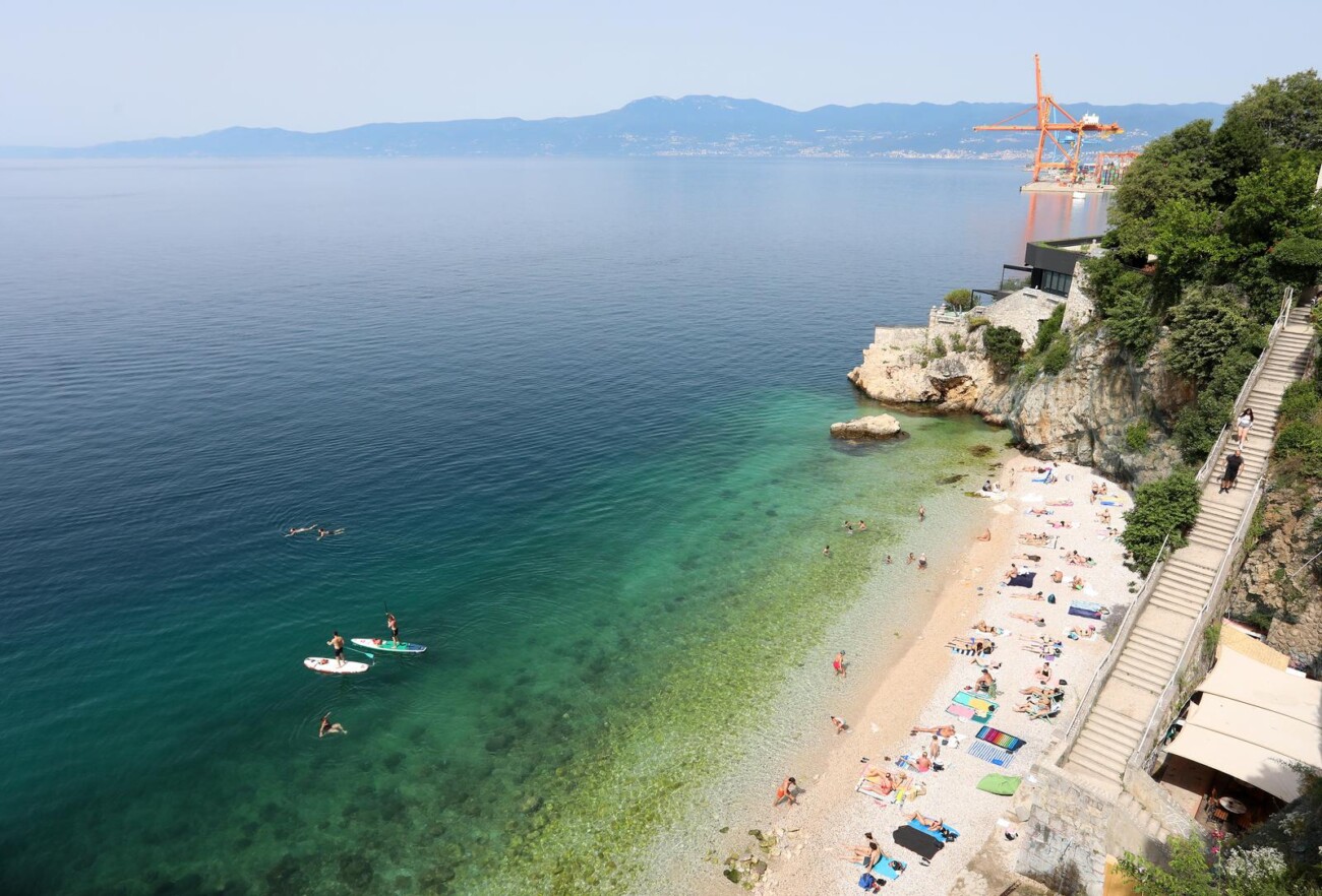 Rijeka: Kupači na gradskoj plaži Sablićevo Rijeka: Kupači na gradskoj plaži Sablićevo
