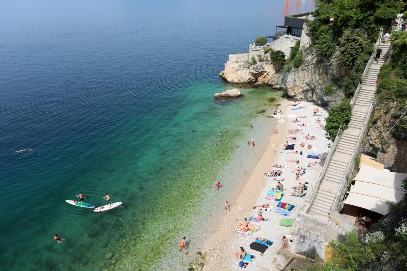 Rijeka: Kupači na gradskoj plaži Sablićevo Rijeka: Kupači na gradskoj plaži Sablićevo