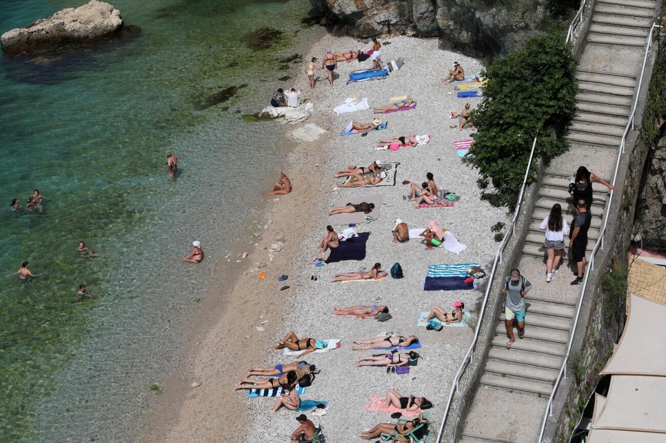 Rijeka: Kupači na gradskoj plaži Sablićevo Rijeka: Kupači na gradskoj plaži Sablićevo
