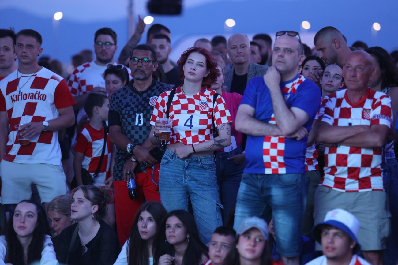 Rijeka: Navijači prate nogometnu utakmicu između Hrvatske i Italije Rijeka: Navijači prate nogometnu utakmicu između Hrvatske i Italije