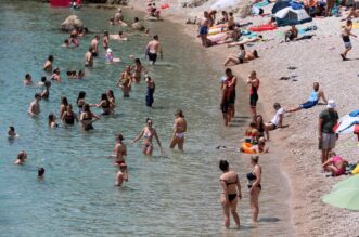 Kostrena: Plaža Nova voda puna kupača