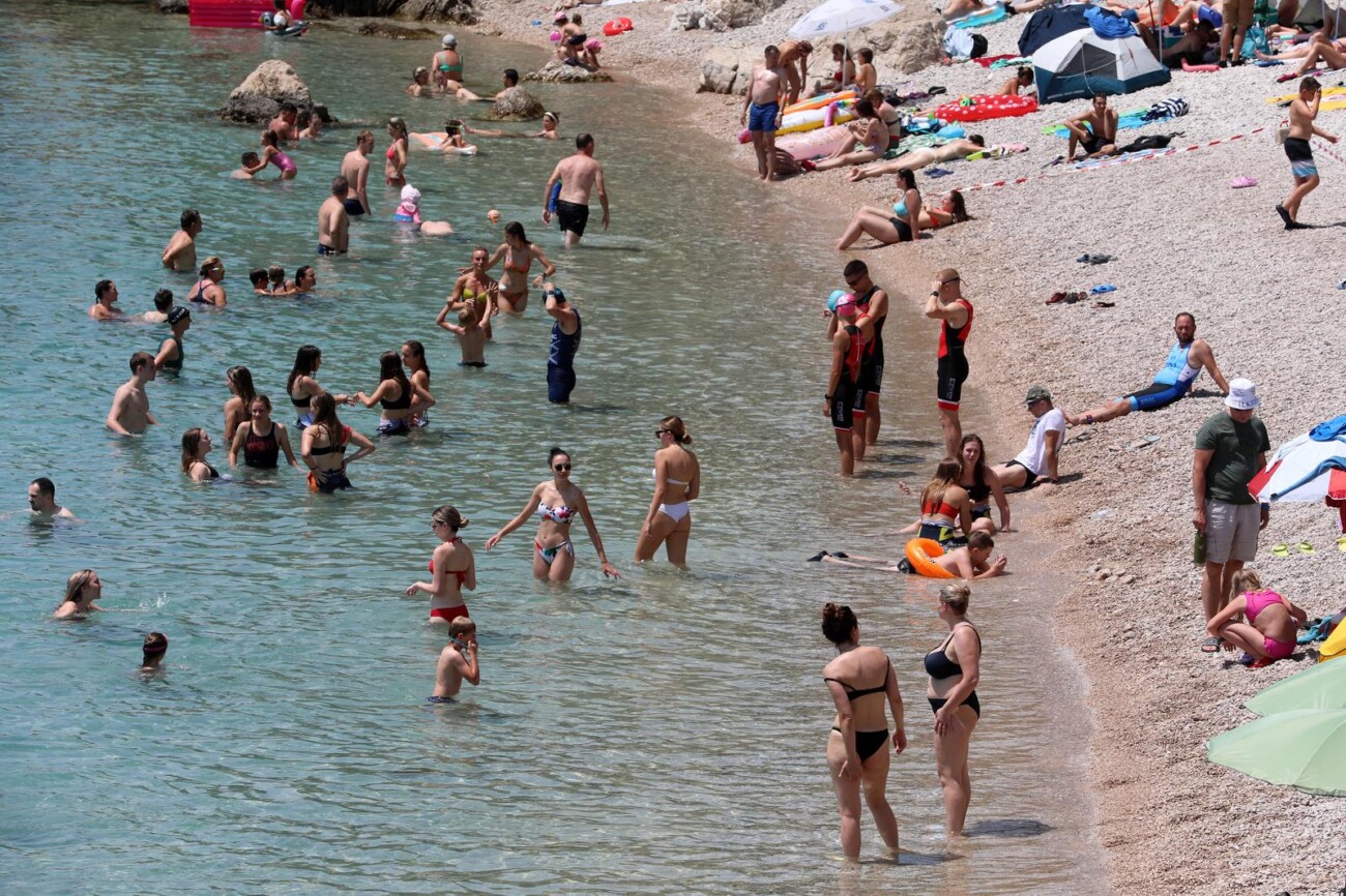 Kostrena: Plaža Nova voda puna kupača Kostrena: Plaža Nova voda puna kupača