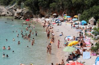 Kostrena: Plaža Nova voda puna kupača