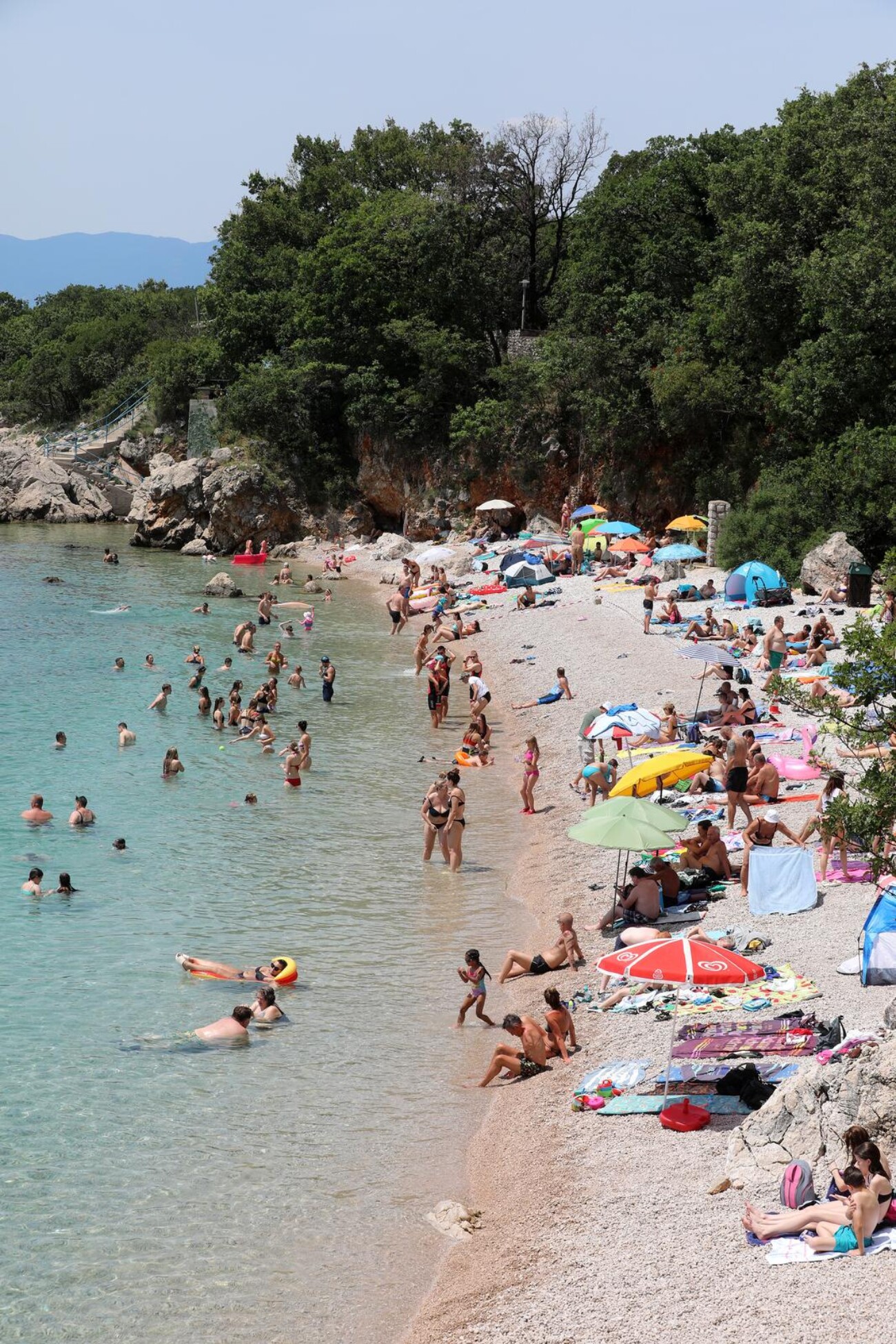 Kostrena: Plaža Nova voda puna kupača Kostrena: Plaža Nova voda puna kupača