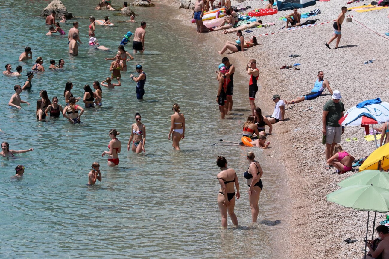 Kostrena: Plaža Nova voda puna kupača Kostrena: Plaža Nova voda puna kupača