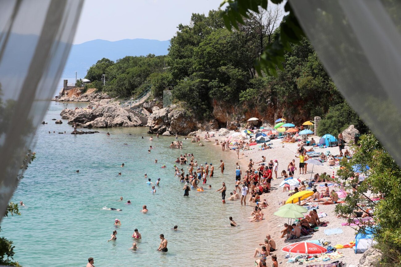 Kostrena: Plaža Nova voda puna kupača Kostrena: Plaža Nova voda puna kupača