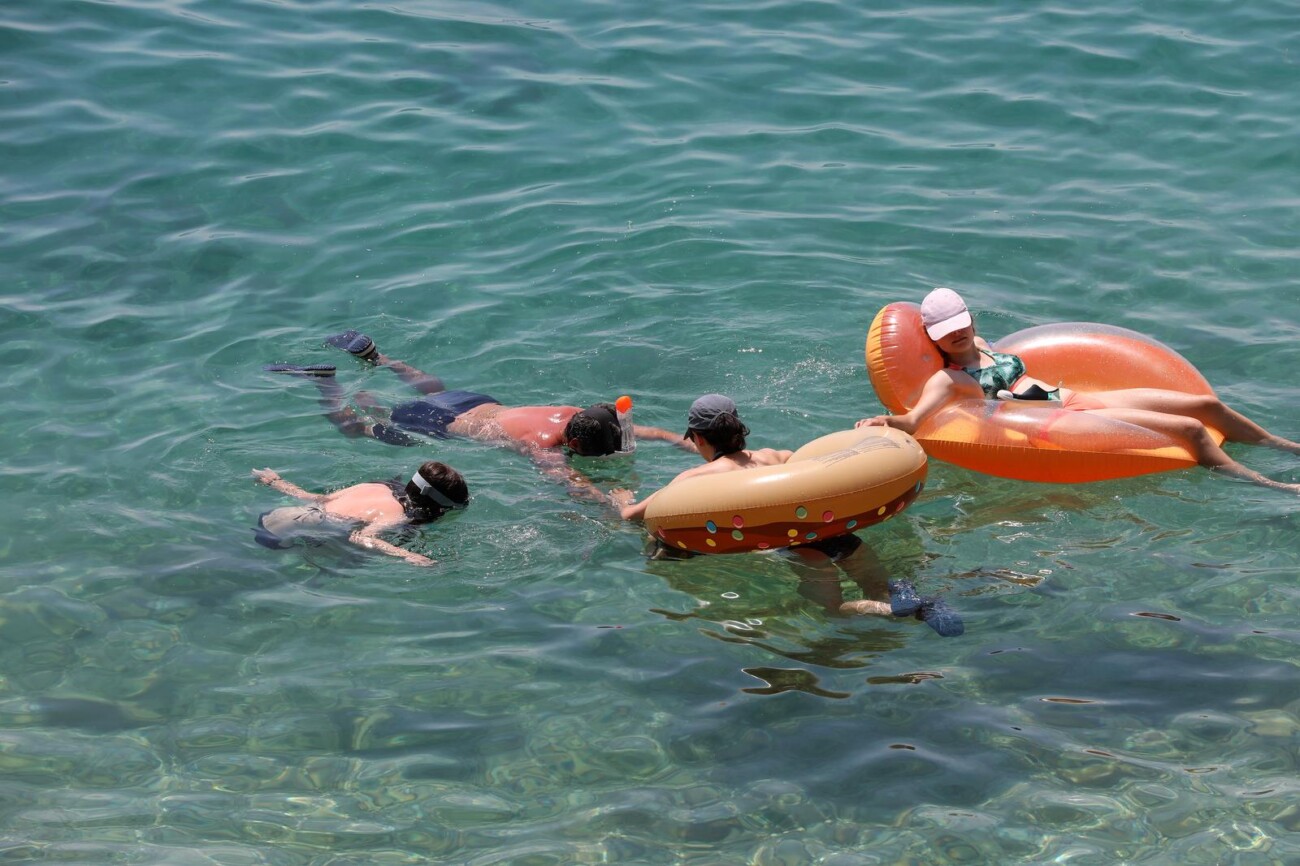 Kostrena: Plaža Nova voda puna kupača Kostrena: Plaža Nova voda puna kupača