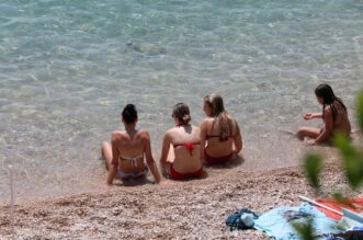 Kostrena: Plaža Nova voda puna kupača