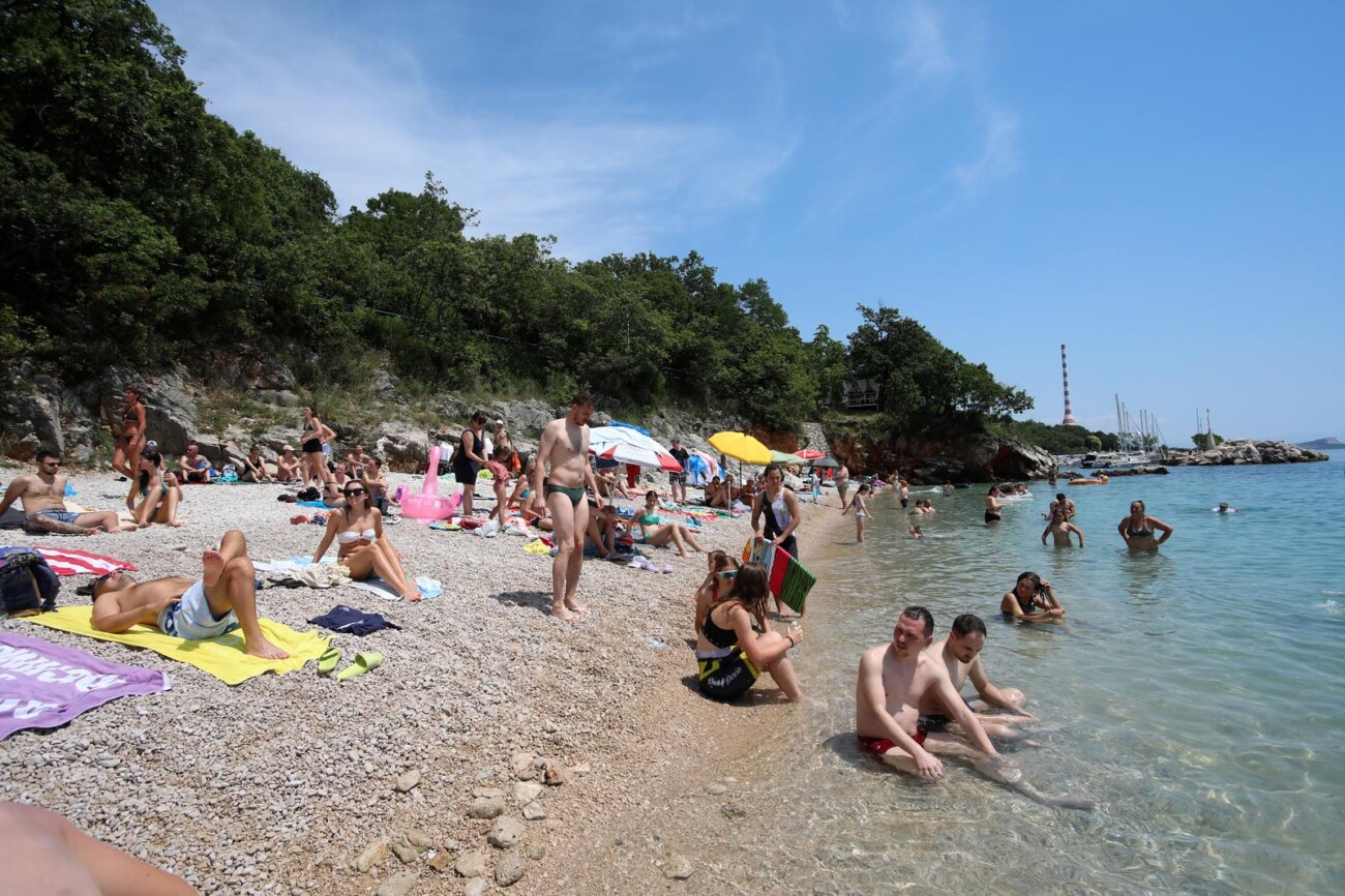 Kostrena: Plaža Nova voda puna kupača Kostrena: Plaža Nova voda puna kupača