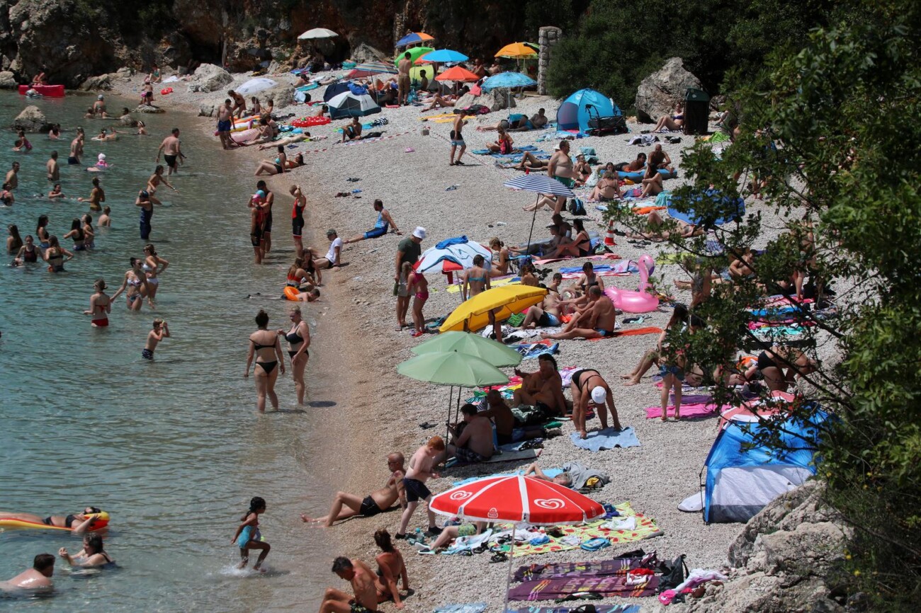 Kostrena: Plaža Nova voda puna kupača Kostrena: Plaža Nova voda puna kupača